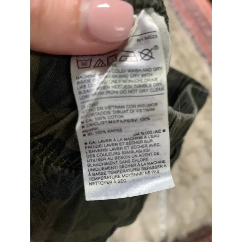 Old Navy Boys Hot Cargo Camo Shorts Small (6-7)